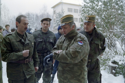 Ratko Mladic (2R), seen here in 1994, was serving a life sentence for crimes against humanity - Pascal GUYOT (AFP)