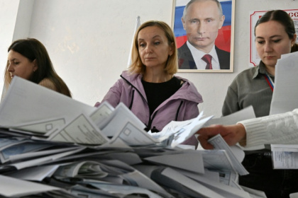 Members of a local electoral commission count votes in Russia's parliamentary election in Donetsk, Russian-controlled Ukraine, on September 20, 2026, amid the ongoing Russian-Ukrainian conflict - STRINGER (AFP)