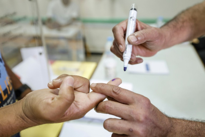 A man has his finger marked after casting his ballot at a polling station inside a school  in Rabat - Abdel Majid BZIOUAT (AFP)