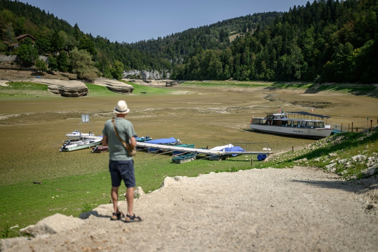 Cry for help as French-Swiss lake dries up