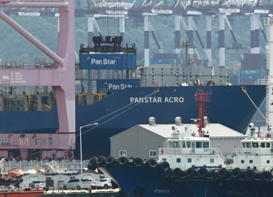 Environmental advocates warn that expanded commercial shipping could threaten the fragile Arctic ecosystem - Jung Yeon-je (AFP)